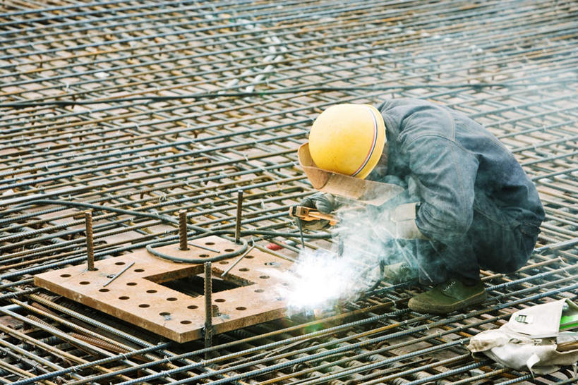 东方人,一个人,蹲,竖图,室外,白天,侧面,工作服,制服,中国,亚洲,仅一个男性,仅一个人,仅一个中年男性,朦胧,模糊,网,烟雾,黄种人,施工,工人,安全帽,建筑工地,钢筋,电焊,电焊枪,东亚,中华人民共和国,地盘,建筑地盘,施工地盘,工作制服,男人,男性,中年男性,亚洲人,蹲着,彩图,全身,工作套服,工地