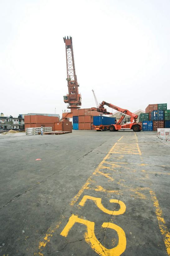 一个人,码头,竖图,室外,白天,仰视,技术,道路,港口,建筑,卡车,路,公路,中国,亚洲,仅一个男性,仅一个人,仅一个中年男性,阴影,光线,数字,文字,影子,集装箱,交通,设备,吊车,施工,蓝色,蓝天,天空,阳光,交通工具,天,机械,起重机,集装箱车,晴朗,货车,铲车,工程,载具,货运车,东亚,万里无云,中华人民共和国,工作车,施工车,汽车吊,男人,男性,中年男性,中国人,晴空,晴空万里,马路,载重汽车,彩图,低角度拍摄,全身,摆渡口,埠头,渡口,渡头,港湾,海港,货运码头,口岸,商港