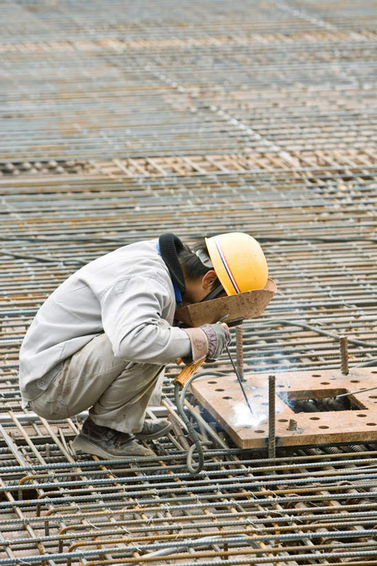 东方人,一个人,蹲,竖图,室外,白天,侧面,工作服,制服,中国,亚洲,仅一个男性,仅一个人,仅一个中年男性,朦胧,模糊,网,烟雾,黄种人,施工,工人,安全帽,建筑工地,钢筋,电焊,电焊枪,东亚,中华人民共和国,地盘,建筑地盘,施工地盘,工作制服,男人,男性,中年男性,亚洲人,蹲着,彩图,全身,工作套服,工地