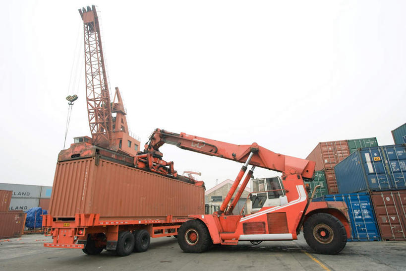 无人,码头,竖图,室外,白天,仰视,技术,道路,港口,建筑,卡车,路,公路,中国,亚洲,云,云朵,集装箱,交通,云彩,设备,吊车,施工,白云,蓝天,天空,建筑工地,交通工具,天,机械,起重机,龙门吊,集装箱车,货车,铲车,工程,载具,货运车,东亚,中华人民共和国,地盘,建筑地盘,施工地盘,工作车,施工车,汽车吊,马路,载重汽车,彩图,低角度拍摄,摆渡口,埠头,渡口,渡头,港湾,工地,海港,货运码头,口岸,商港