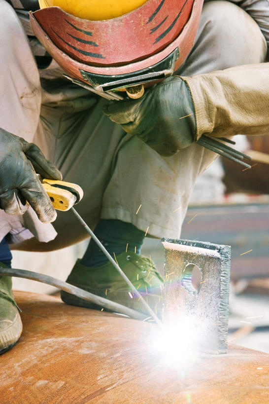 东方人,一个人,工程师,建筑工人,建筑师,竖图,俯视,室外,白天,工作服,制服,亚洲,仅一个男性,仅一个人,仅一个中年男性,阴影,光线,影子,烟雾,灯光,黄种人,安全帽,手套,护目镜,焊接,钢板,电焊枪,工作制服,男人,男性,中年男性,亚洲人,技师,建筑工,建筑设计师,半身,彩图,高角度拍摄,工作套服