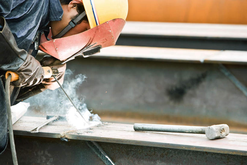 东方人,一个人,工程师,建筑工人,建筑师,竖图,俯视,室外,白天,工作服,制服,亚洲,仅一个男性,仅一个人,仅一个中年男性,敲打,阴影,光线,锤子,工具,榔头,影子,烟雾,灯光,黄种人,一个,安全帽,手套,单个,护目镜,焊接,钢板,五金,变形,紧固,矫正,塑形,电焊枪,牢固,工作制服,男人,男性,中年男性,亚洲人,技师,建筑工,建筑设计师,半身,彩图,高角度拍摄,工作套服