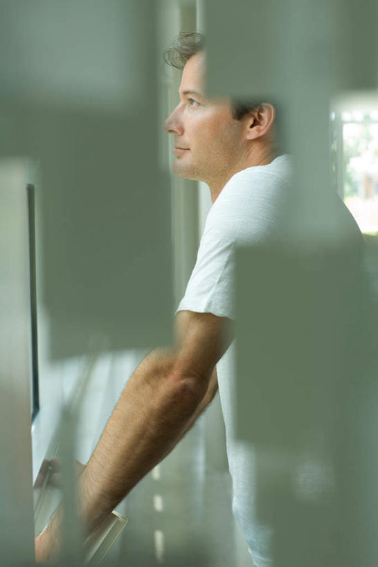 西方人,一个人,商务人士,商务男性,竖图,室内,白天,侧面,衬衫,窗户,玻璃,欧洲,欧洲人,仅一个男性,仅一个人,仅一个中年男性,撑,握,套装,朦胧,模糊,注视,玻璃窗,纸片,看,握着,撑着,商务装,工薪阶层,男人,男性,中年男性,白种人,白领,上班族,半身,彩图,衬衣