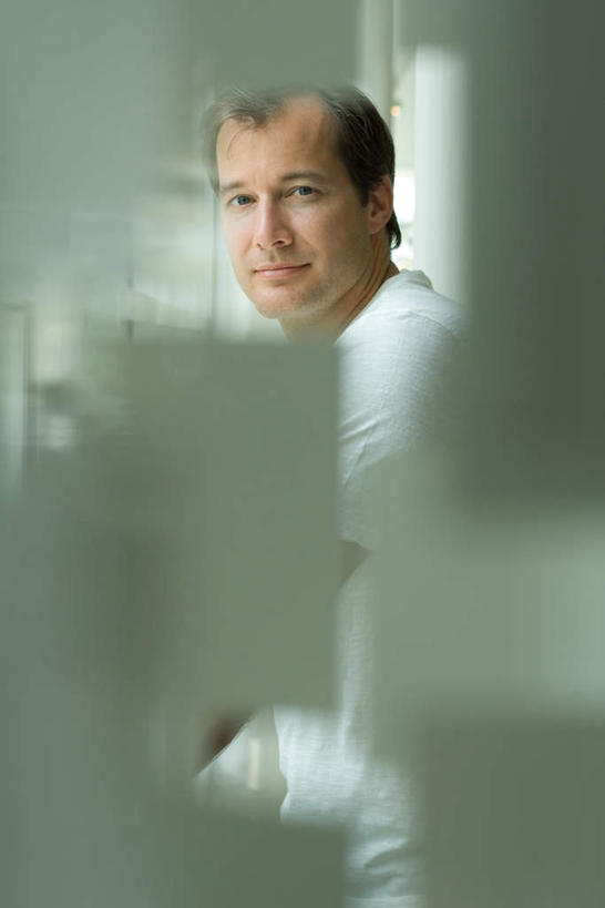 西方人,一个人,商务人士,商务男性,竖图,室内,白天,侧面,衬衫,窗户,玻璃,欧洲,欧洲人,仅一个男性,仅一个人,仅一个中年男性,撑,握,套装,朦胧,模糊,扭头,注视,玻璃窗,纸片,看,转头,握着,撑着,商务装,工薪阶层,男人,男性,中年男性,白种人,白领,上班族,半身,彩图,衬衣