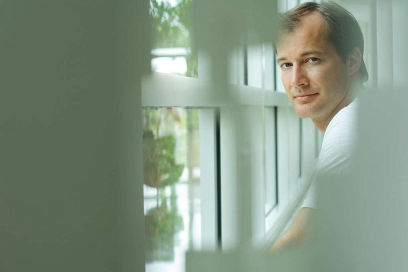 西方人,一个人,商务人士,商务男性,竖图,室内,白天,侧面,衬衫,窗户,玻璃,欧洲,欧洲人,仅一个男性,仅一个人,仅一个中年男性,撑,握,套装,朦胧,模糊,扭头,注视,玻璃窗,纸片,看,转头,握着,撑着,商务装,工薪阶层,男人,男性,中年男性,白种人,白领,上班族,半身,彩图,衬衣