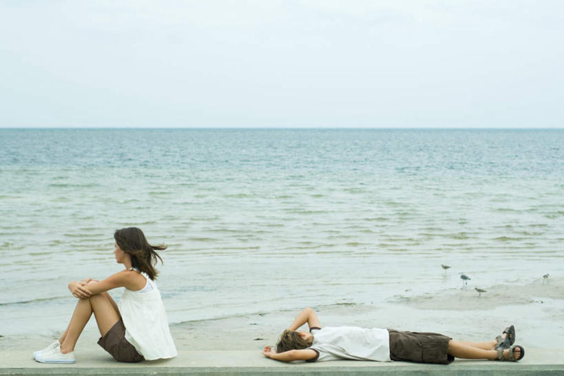 西方人,儿童,两个人,家庭,坐,躺,横图,室内,白天,侧面,纯洁,海洋,沙滩,欧洲,欧洲人,服装,沙子,海岸,水平线,辽阔,海平线,沙地,注视,休闲装,小孩,衣服,海水,观察,看,休闲,广阔,温暖,温馨,姐弟,一家人,休闲服,可爱,童年,童趣,服饰,观看,一望无际,和睦,察看,关注,海景,童真,烂漫,无邪,无边无际,一马平川,卧着,天真,男孩,男人,男性,女孩,女人,女性,白种人,大海,海,海水的波动,海滩,近岸浪,躺着,卧,坐着,彩图,全身,融洽,水天相接,水天一线,男生,女生