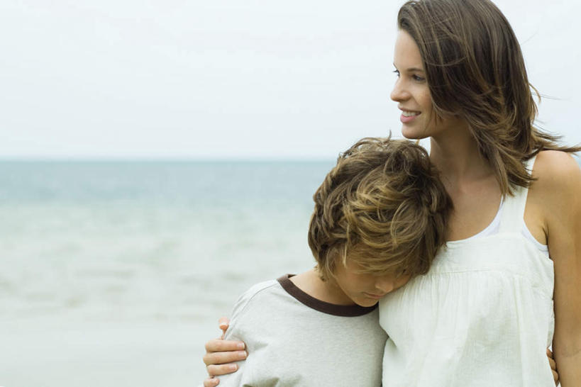 西方人,儿童,两个人,家庭,站,抱,笑,微笑,露齿笑,横图,室外,白天,正面,纯洁,海洋,沙滩,欧洲,欧洲人,朦胧,模糊,沙子,海岸,水平线,辽阔,海平线,沙地,注视,小孩,海水,观察,看,靠,站着,广阔,温暖,温馨,姐弟,一家人,可爱,童年,童趣,抱着,观看,一望无际,和睦,察看,搂着,关注,海景,童真,烂漫,无邪,无边无际,一马平川,天真,男孩,男人,男性,女孩,女人,女性,白种人,大海,海,海水的波动,海滩,近岸浪,怀抱,搂,搂抱,相抱,拥抱,站立,半身,彩图,融洽,水天相接,水天一线,男生,女生