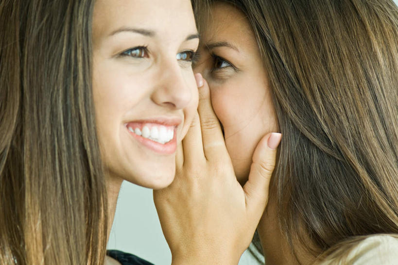 西方人,头发,两个人,伙伴,朋友,站,笑,微笑,露齿笑,横图,室内,特写,白天,正面,友谊,欧洲,欧洲人,棕色,注视,观察,看,站着,悄悄话,遮,观看,察看,遮挡,关注,耳语,遮盖,遮蔽,友情,年轻女性,女人,女性,白种人,长发,站立,半身,彩图