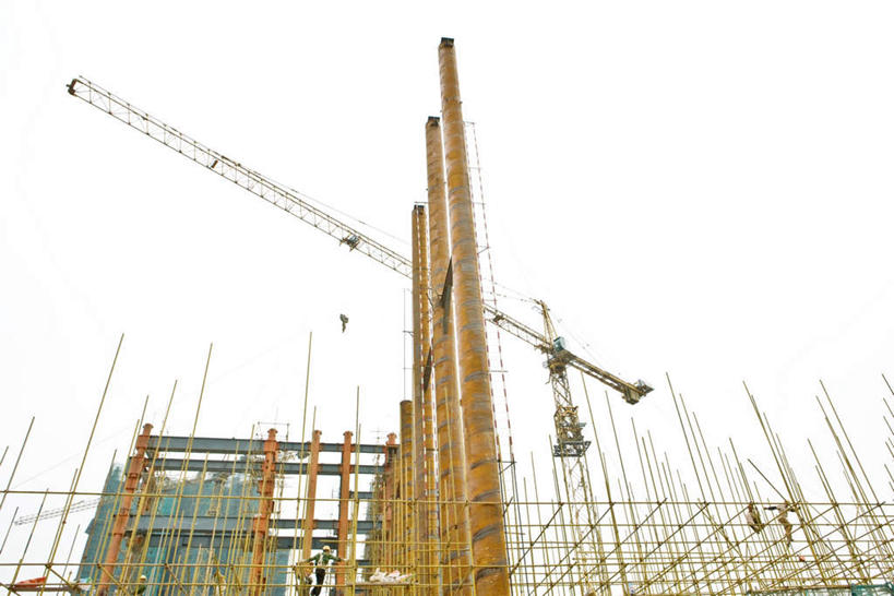 东方人,三个人,伙伴,朋友,机修工,工厂,站,走,横图,室外,白天,仰视,工作服,制服,友谊,合作,团队,中国,亚洲,握,拿,拿着,黄种人,施工,工人,天空,天,站着,起重机,钢管,战略,握着,晴朗,钢架,东亚,万里无云,中华人民共和国,联合,合谋,工作制服,配合,协作,男人,男性,中年男性,亚洲人,中国人,机械师,机修工人,晴空,晴空万里,步行,站立,走路,彩图,低角度拍摄,全身,工作套服,工地,制造厂