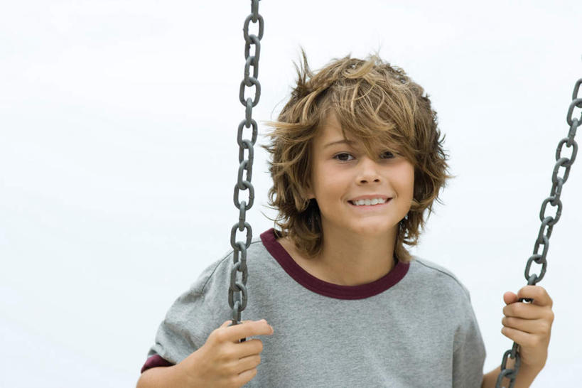 西方人,儿童,脸,头,脸颊,一个人,坐,笑,微笑,露齿笑,横图,室外,特写,白天,正面,游戏,纯洁,欧洲,欧洲人,仅一个男性,仅一个人,握,云,拿,玩,拿着,娱乐,肩膀,小孩,白云,天空,秋千,天,仅一个小孩,休闲,可爱,童年,童趣,荡,握着,铁链,童真,烂漫,无邪,天真,男孩,男人,男性,白种人,孩子,头部,脸部,脸蛋,面部,玩耍,嬉戏,坐着,半身,彩图,男生