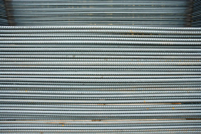 无人,横图,室外,特写,白天,正面,建筑,一排,许多,整齐,密集,钢材,金属,银色,排列,建筑工地,钢筋,队列,建筑材料,地盘,建筑地盘,施工地盘,彩图,工地