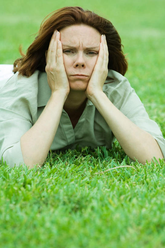 西方人,头发,一个人,摸,竖图,室外,特写,白天,正面,草地,草坪,植物,欧洲,欧洲人,仅一个女性,仅一个人,撑,抚摸,朦胧,模糊,托腮,休闲装,草,黄色,绿色,趴着,托,仅一个中年女性,休闲,鬼脸,休闲服,苦恼,烦恼,撑着,托下巴,女人,女性,中年女性,白种人,触摸,接触,趴,半身,彩图