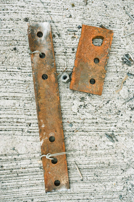 无人,竖图,俯视,室外,白天,两块,一排,许多,整齐,生锈,金属,地面,排列,腐蚀,侵蚀,圆孔,队列,钢条,建筑材料,腐化,锈迹斑斑,彩图,高角度拍摄