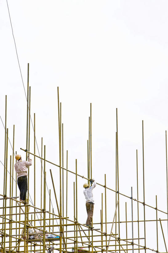 东方人,两个人,伙伴,朋友,机修工,工厂,站,竖图,室外,白天,仰视,友谊,安全,合作,团队,帽子,亚洲,许多,金属,黄种人,脚手架,工人,天空,天,站着,战略,操作,钢,联合,合谋,配合,协作,男人,男性,年轻男性,亚洲人,机械师,机修工人,站立,彩图,低角度拍摄,全身,工地,制造厂