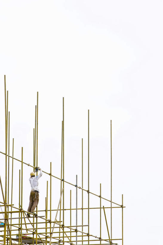 东方人,一个人,机修工,工厂,站,竖图,室外,白天,仰视,安全,帽子,亚洲,仅一个男性,仅一个人,许多,金属,黄种人,脚手架,工人,仅一个年轻男性,天空,天,站着,操作,钢,男人,男性,年轻男性,亚洲人,机械师,机修工人,站立,彩图,低角度拍摄,全身,工地,制造厂