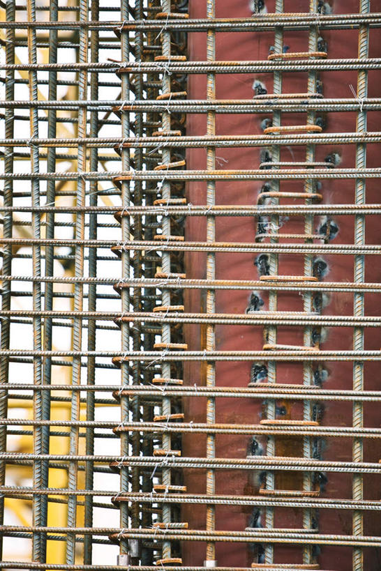 无人,竖图,室外,白天,仰视,地标,建筑,一排,许多,阴影,整齐,生锈,光线,密集,钢材,金属,方格,影子,排列,阳光,钢筋,队列,建筑材料,彩图,低角度拍摄