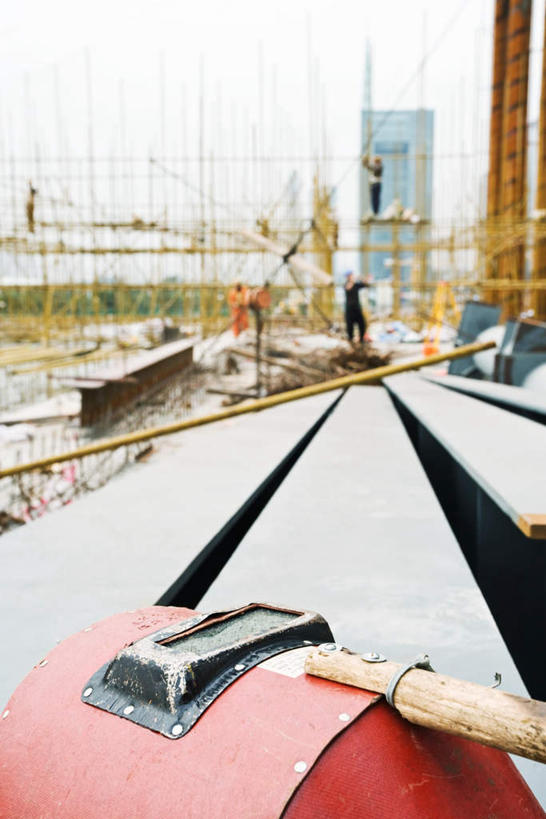 西方人,三个人,伙伴,朋友,工程师,建筑工人,建筑师,工厂,站,竖图,室外,白天,正面,友谊,合作,团队,欧洲,欧洲人,朦胧,模糊,结构,金属,地面,水泥,脚手架,天空,框架,天,站着,战略,操作,搅拌机,联合,合谋,配合,协作,男人,男性,年轻男性,白种人,技师,建筑工,建筑设计师,站立,彩图,全身,工地,制造厂