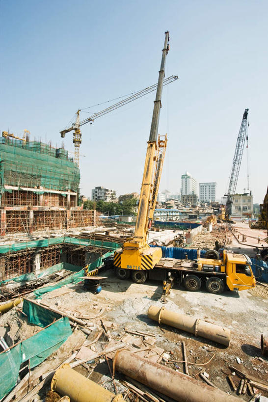 无人,家,工厂,高楼大厦,竖图,俯视,室外,白天,度假,美景,植物,城市风光,城市,大厦,建筑,卡车,摩天大楼,三辆,一辆,阴影,光线,管子,网,影子,房屋,屋子,景观,地面,集装箱,娱乐,管道,楼房,脚手架,住宅,树,树木,绿色,天空,阳光,自然,天,享受,休闲,起重机,景色,放松,集装箱车,生长,成长,货车,货运车,载重汽车,彩图,高角度拍摄,房子,大楼,高层建筑,高楼,工地,摩天楼,制造厂