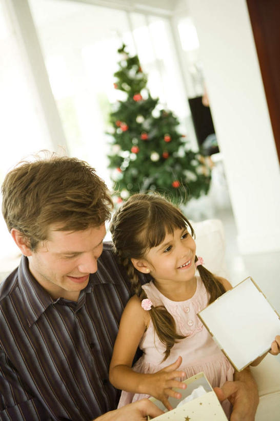 西方人,儿童,两个人,家庭,父亲,女儿,客厅,坐,抱,笑,微笑,露齿笑,竖图,室内,白天,正面,纯洁,植物,窗户,沙发,礼盒,礼物,欧洲,圣诞节,欧洲人,一棵,许多,握,节日,朦胧,模糊,庆祝,彩灯,瓷砖,地砖,纸盒,圣诞树,地面,拿,拿着,注视,文化,玻璃窗,盒子,树,树木,一个,小孩,绿色,自然,包装盒,礼品盒,打开,低头,看,庆典,温暖,温馨,父女,一家人,父爱,可爱,童年,童趣,握着,礼品,生长,单个,成长,抱着,纪念,和睦,起居室,搂着,拆,布艺沙发,童真,烂漫,无邪,天真,男人,男性,年轻男性,女孩,女人,女性,白种人,搂,搂抱,坐着,半身,彩图,融洽,女生