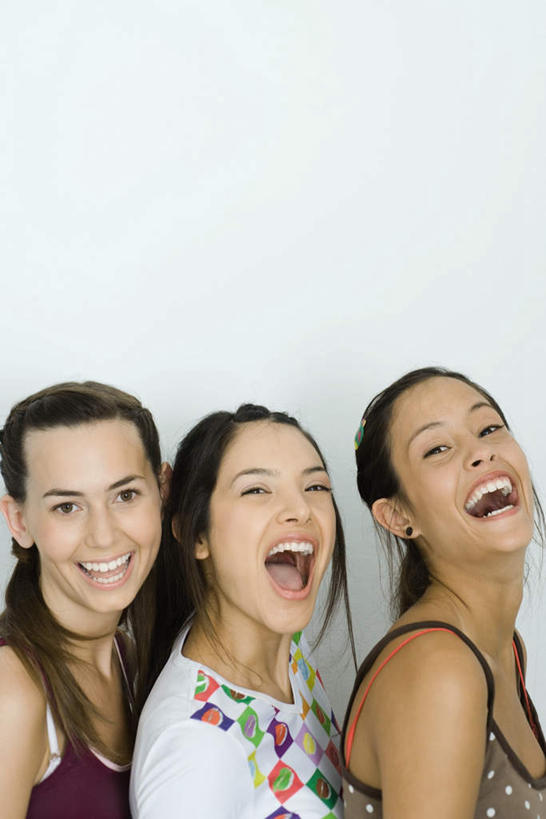 西方人,头发,三个人,伙伴,同事,朋友,站,笑,微笑,露齿笑,竖图,室内,特写,白天,白色背景,侧面,友谊,成功,合作,团队,集体,信心,欧洲,欧洲人,一排,整齐,墙,注视,休闲装,队伍,墙壁,墙面,排列,黑色,看,倚靠,站着,张嘴,休闲,休闲服,摄影,影棚,领导,喊叫,呼喊,成就,队列,关注,合伙,领袖,张大嘴巴,友情,年轻女性,女人,女性,白种人,张开嘴,抬头,仰头,站立,半身,彩图,影棚拍摄,拍摄