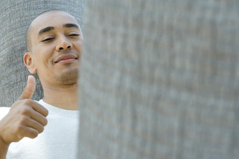 西方人,脸,头,脸颊,一个人,站,笑,微笑,露齿笑,横图,室外,特写,白天,正面,智慧,植物,欧洲,欧洲人,仅一个男性,仅一个人,突出,朦胧,模糊,称赞,表扬,肩膀,树,树木,仅一个年轻男性,绿色,自然,手势,站着,竖,生长,成长,翘,高,夸奖,优秀,好,妙,顺利,出色,超群,杰出,卓越,奇妙,聪明,男人,男性,年轻男性,白种人,大拇指,头部,脸部,脸蛋,面部,站立,半身,彩图