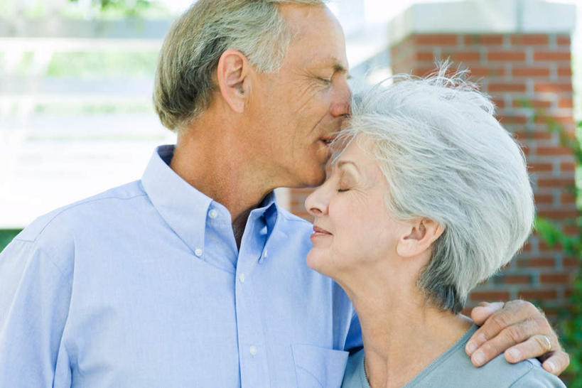 西方人,脸,头,脸颊,两个人,夫妻,站,闭眼,吻,横图,室外,特写,白天,正面,爱情,植物,欧洲,欧洲人,朦胧,模糊,墙,浪漫,墙壁,墙面,树,树木,绿色,自然,站着,恩爱,恋人,生长,成长,老年男性,老年女性,男人,男性,女人,女性,白种人,头部,额头,脸部,脸蛋,面部,情侣,闭眼睛,闭着眼,闭着眼睛,亲,亲吻,站立,半身,彩图,伴侣