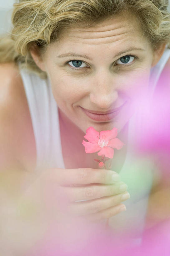 西方人,脸,头,脸颊,一个人,站,笑,微笑,竖图,室外,特写,白天,正面,植物,欧洲,欧洲人,仅一个女性,仅一个人,服装,朦胧,模糊,盛开,拿,拿着,休闲装,闻,肩膀,花,花瓣,花朵,花卉,鲜花,一朵,衣服,粉色,花蕊,站着,仅一个中年女性,休闲,休闲服,服饰,嗅,女人,女性,中年女性,白种人,头部,脸部,脸蛋,面部,站立,半身,彩图