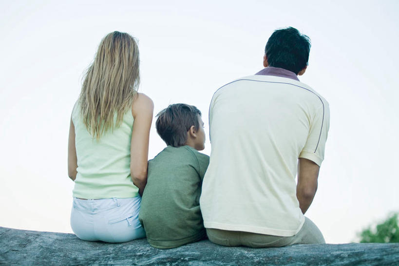 西方人,儿童,三个人,家庭,母亲,父亲,儿子,坐,横图,室外,白天,纯洁,植物,欧洲,欧洲人,云,云朵,云彩,树,树干,树木,小孩,背面,蓝色,绿色,白云,蓝天,天空,自然,天,温暖,温馨,父子,母子,三口之家,一家人,父爱,可爱,母爱,童年,童趣,生长,成长,和睦,童真,烂漫,无邪,天真,男孩,男人,男性,年轻男性,年轻女性,女人,女性,白种人,孩子,年轻人,坐着,彩图,全身,融洽,男生