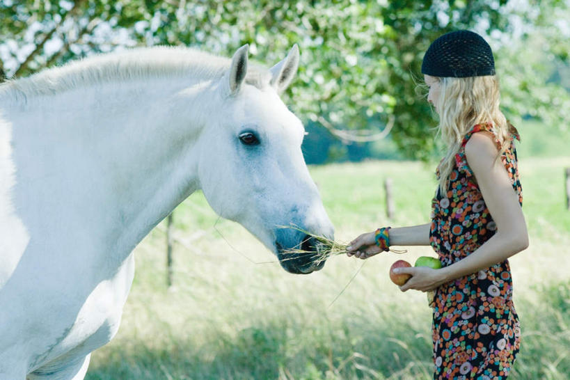 西方人,一个人,站,横图,室外,白天,侧面,度假,森林,树林,植物,马,野生动物,帽子,欧洲,欧洲人,仅一个年轻女性,仅一个女性,仅一个人,服装,朦胧,模糊,拿,拿着,休闲装,娱乐,一匹,草,树,树木,衣服,绿色,白色,自然,动物,站着,享受,休闲,休闲服,放松,喂,服饰,生长,成长,绒线帽,年轻女性,女人,女性,白种人,站立,半身,彩图