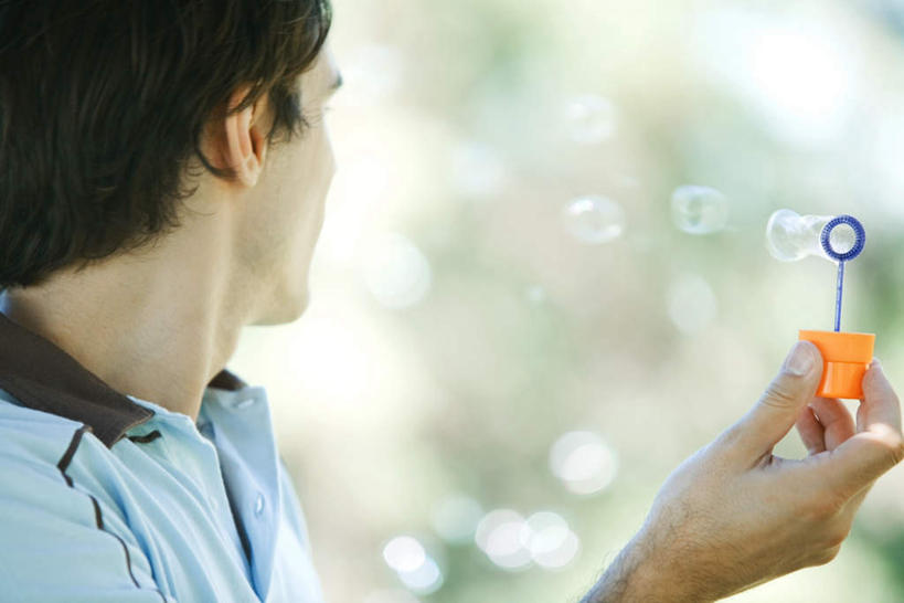 西方人,脸,头,脸颊,一个人,站,横图,室外,特写,白天,侧面,度假,植物,欧洲,欧洲人,仅一个男性,仅一个人,服装,朦胧,模糊,拿,拿着,注视,休闲装,娱乐,肩膀,树,树木,仅一个年轻男性,衣服,绿色,自然,观察,看,站着,享受,休闲,休闲服,放松,服饰,生长,成长,观看,察看,关注,泡泡机,男人,男性,年轻男性,白种人,头部,脸部,脸蛋,面部,站立,半身,彩图