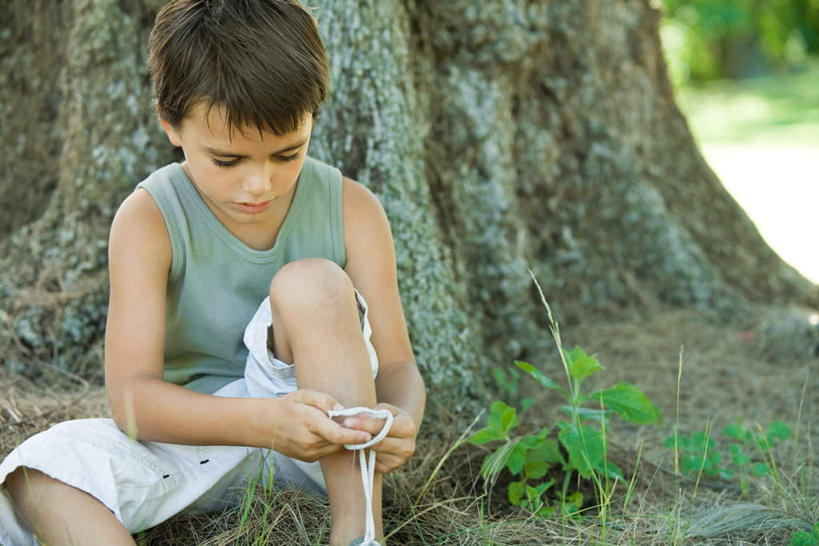 西方人,儿童,一个人,坐,横图,室外,白天,正面,纯洁,草地,草坪,植物,欧洲,欧洲人,仅一个男性,仅一个人,阴影,服装,朦胧,模糊,光线,鞋带,影子,休闲装,草,树,树木,小孩,衣服,绿色,阳光,自然,低头,仅一个小孩,休闲,休闲服,可爱,童年,童趣,系,服饰,生长,成长,童真,烂漫,无邪,天真,男孩,男人,男性,白种人,孩子,坐着,半身,彩图,男生
