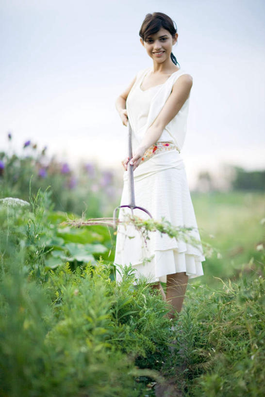 西方人,一个人,站,竖图,室外,白天,仰视,度假,草地,草坪,植物,欧洲,欧洲人,仅一个年轻女性,仅一个女性,仅一个人,服装,朦胧,模糊,工具,云,云朵,拿,云彩,拿着,注视,休闲装,娱乐,草,衣服,蓝色,绿色,白云,蓝天,天空,天,低头,观察,看,站着,享受,休闲,休闲服,放松,服饰,观看,察看,耙,关注,年轻女性,女人,女性,白种人,站立,彩图,低角度拍摄,全身