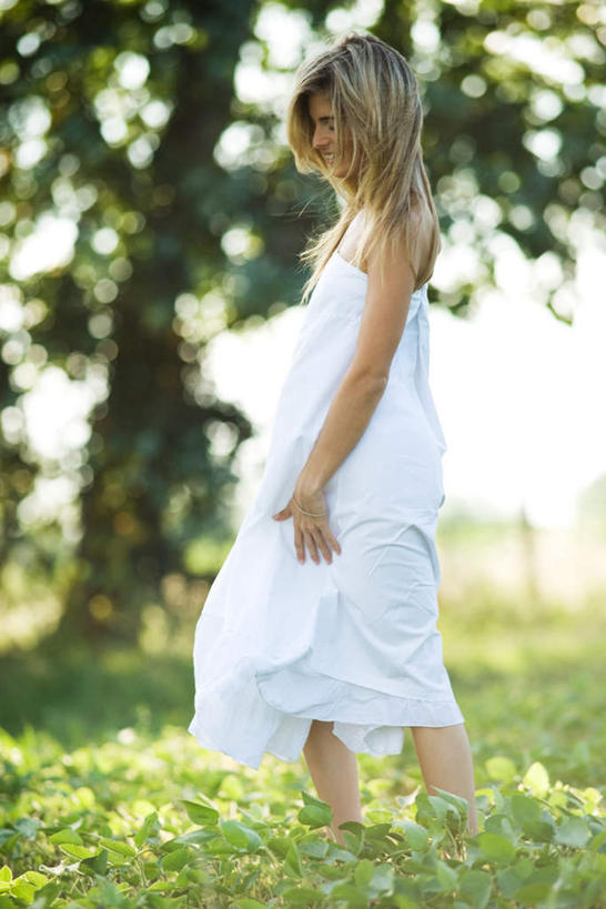 西方人,一个人,站,竖图,室外,白天,侧面,裙子,度假,草地,草坪,植物,欧洲,欧洲人,仅一个年轻女性,仅一个女性,仅一个人,服装,朦胧,模糊,注视,休闲装,娱乐,长裙,草,树,树木,衣服,绿色,白色,自然,观察,看,站着,享受,休闲,休闲服,放松,服饰,生长,成长,观看,察看,关注,年轻女性,女人,女性,白种人,站立,彩图,全身