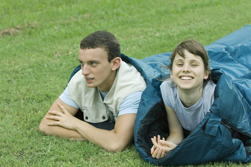 西方人,两个人,伙伴,朋友,笑,微笑,露齿笑,横图,俯视,室外,白天,度假,友谊,草地,草坪,植物,欧洲,欧洲人,注视,娱乐,草,绿色,观察,看,趴着,享受,休闲,放松,观看,察看,关注,睡袋,友情,男人,男性,年轻男性,年轻女性,女人,女性,白种人,趴,半身,彩图,高角度拍摄