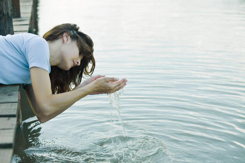 西方人,一个人,捧,横图,室外,白天,侧面,度假,河流,水,欧洲,欧洲人,仅一个年轻女性,仅一个女性,仅一个人,木板,液体,河水,水流,桥,木桥,娱乐,栈桥,享受,休闲,放松,人行桥,木板桥,年轻女性,女人,女性,白种人,端,端着,捧着,手捧,半身,彩图