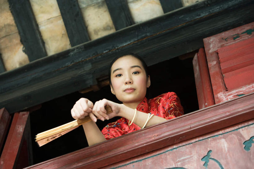 东方人,一个人,站,横图,室内,白天,仰视,民族服装,窗户,天花板,亚洲,仅一个年轻女性,仅一个女性,仅一个人,旗袍,注视,黄种人,红色,低头,观察,看,站着,观看,察看,关注,年轻女性,女人,女性,亚洲人,站立,半身,彩图,低角度拍摄,传统服装,民俗服