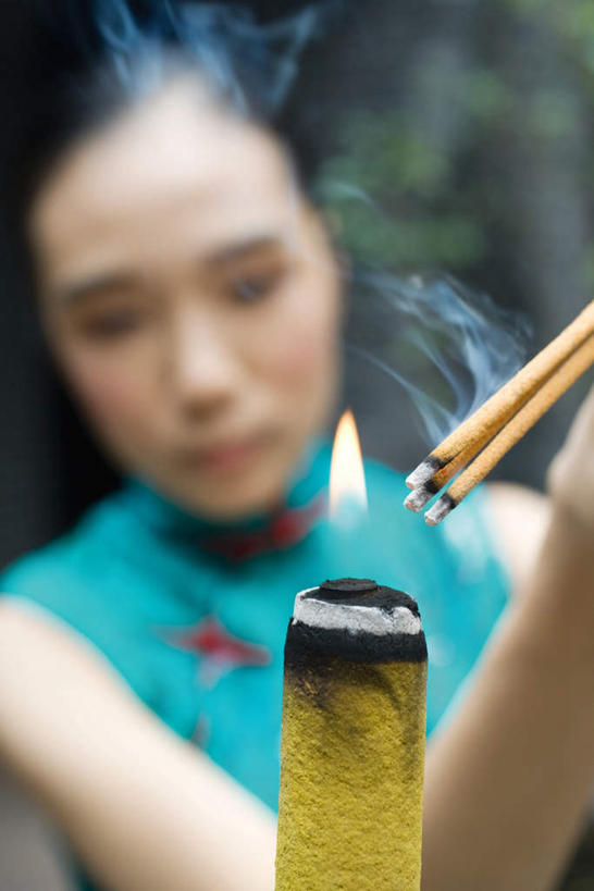 东方人,一个人,站,竖图,室外,白天,正面,民族服装,蜡烛,亚洲,仅一个年轻女性,仅一个女性,仅一个人,旗袍,节日,朦胧,模糊,点,火柴,烟雾,燃烧,拿,拿着,黄种人,文化,佛香,蓝色,香火,香烛,祈祷,站着,健康,许愿,宗教,信仰,烧香,纪念,祈求,平安,年轻女性,女人,女性,亚洲人,站立,半身,彩图,传统服装,民俗服