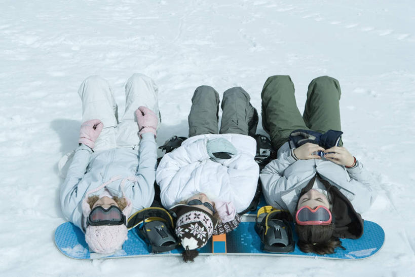 西方人,儿童,三个人,伙伴,朋友,坐,闭眼,横图,俯视,室外,白天,度假,友谊,纯洁,雪,大雪,帽子,欧洲,欧洲人,一排,服装,整齐,积雪,雪景,冬天,娱乐,排列,小孩,衣服,享受,休闲,放松,可爱,童年,童趣,服饰,滑雪板,绒线帽,衣着,穿着,队列,童真,烂漫,无邪,衣饰,棉服,天真,友情,女孩,女人,女性,白种人,孩子,闭眼睛,闭着眼,闭着眼睛,坐着,彩图,高角度拍摄,全身,女生,冬衣,寒衣