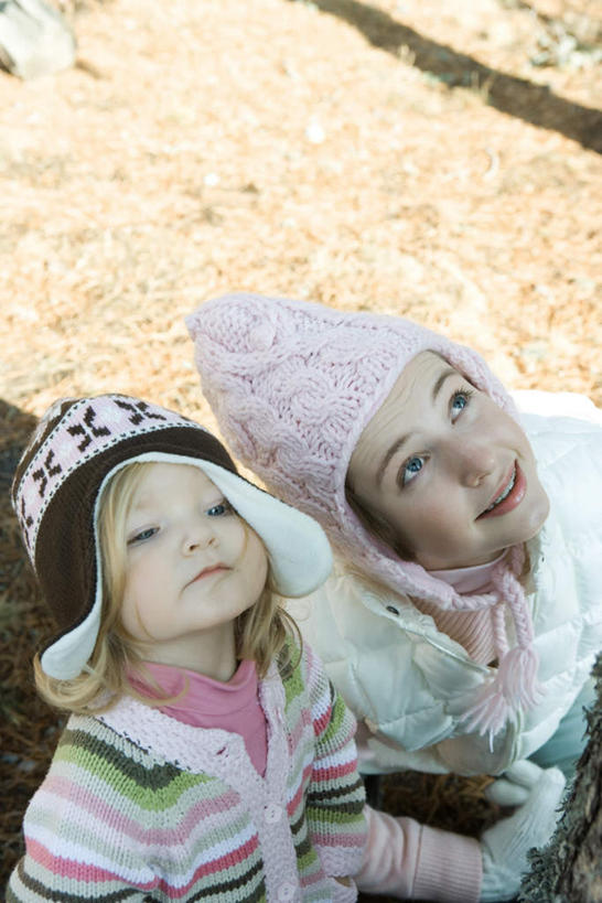 西方人,儿童,两个人,站,竖图,俯视,室外,白天,纯洁,叶子,欧洲,欧洲人,阴影,服装,光线,影子,落叶,注视,小孩,衣服,阳光,观察,看,站着,可爱,童年,童趣,服饰,观看,察看,衣着,穿着,关注,童真,烂漫,无邪,衣饰,棉服,天真,女孩,女人,女性,白种人,孩子,叶,叶片,抬头,仰头,站立,半身,彩图,高角度拍摄,女生,冬衣,寒衣