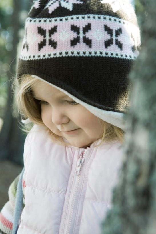 西方人,儿童,一个人,站,竖图,室外,白天,正面,纯洁,树林,植物,帽子,欧洲,欧洲人,仅一个女性,仅一个人,阴影,服装,光线,影子,注视,树,树木,小孩,衣服,绿色,阳光,自然,观察,看,站着,仅一个小孩,可爱,童年,童趣,服饰,生长,成长,观看,察看,绒线帽,衣着,穿着,关注,童真,烂漫,无邪,衣饰,棉服,天真,女孩,女人,女性,白种人,孩子,站立,半身,彩图,女生,冬衣,寒衣