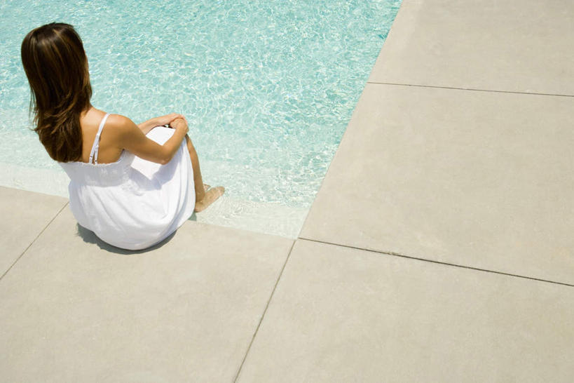 西方人,一个人,游泳池,坐,横图,俯视,室外,白天,裙子,度假,水,欧洲,欧洲人,仅一个年轻女性,仅一个女性,仅一个人,连衣裙,水池,水面,娱乐,泳池,蓝色,白色,享受,休闲,放松,吊带裙,游泳馆,年轻女性,女人,女性,白种人,坐着,彩图,高角度拍摄,全身