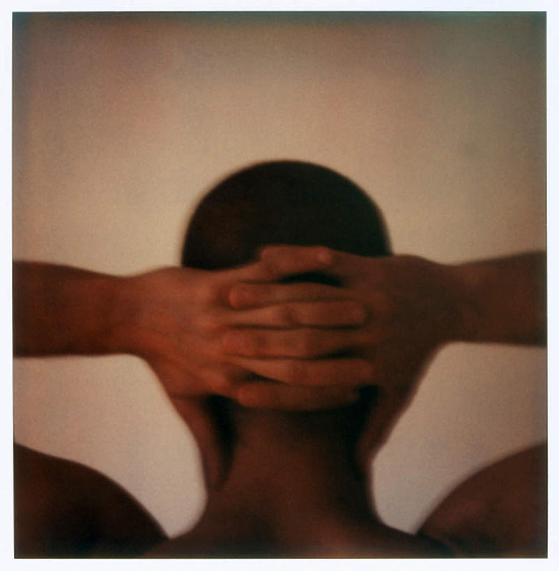 西方人,脖子,一个人,站,竖图,室内,白天,欧洲,欧洲人,仅一个男性,仅一个人,黑色背景,仅一个年轻男性,背面,站着,摄影,影棚,双手抱头,男人,男性,年轻男性,白种人,脖,颈,颈部,站立,半身,彩图,影棚拍摄,拍摄