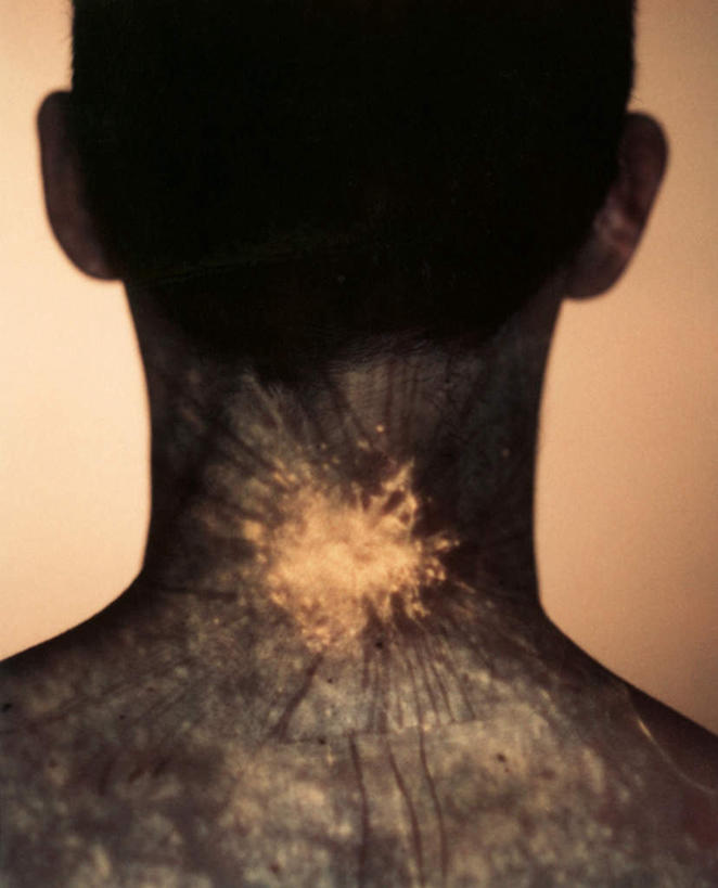 西方人,脖子,一个人,站,竖图,室内,特写,白天,欧洲,欧洲人,仅一个男性,仅一个人,黄色背景,形状,射线,裸露,仅一个年轻男性,背面,站着,疼痛,金色,摄影,影棚,赤裸,痛苦,裸,特效,男人,男性,年轻男性,白种人,脖,颈,颈部,站立,半身,彩图,影棚拍摄,拍摄