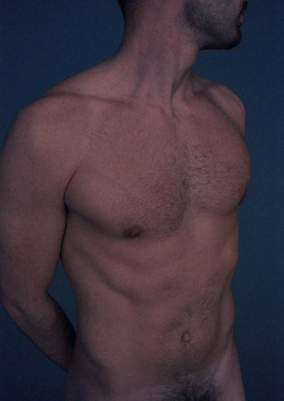 西方人,胸,一个人,站,竖图,室内,特写,白天,侧面,欧洲,欧洲人,仅一个男性,仅一个人,蓝色背景,裸露,仅一个年轻男性,回头,站着,转头,摄影,影棚,赤裸,裸,背手,男人,男性,年轻男性,白种人,胸部,站立,半身,彩图,影棚拍摄,拍摄