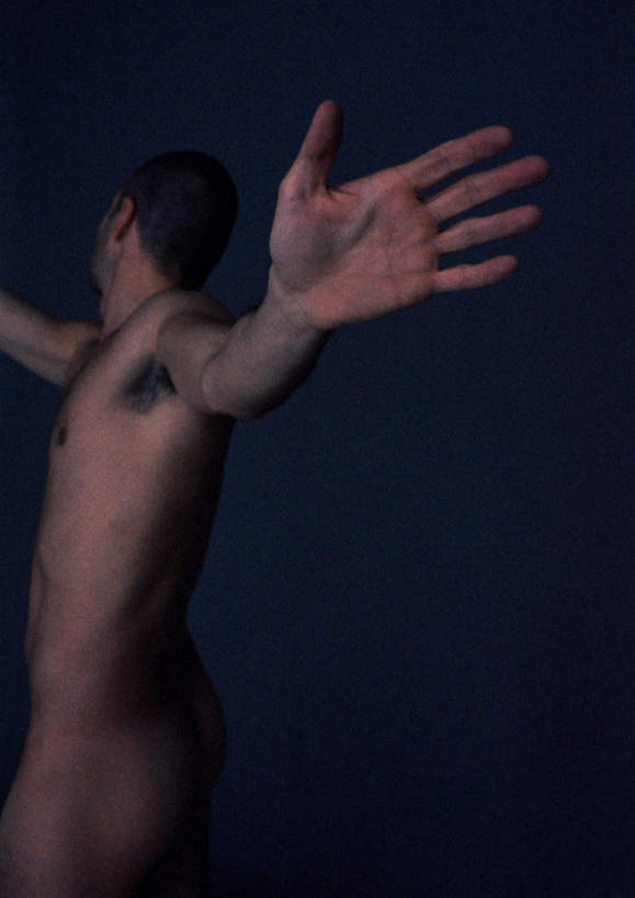 西方人,一个人,站,伸展双臂,竖图,室内,特写,白天,侧面,欧洲,欧洲人,仅一个男性,仅一个人,黑色背景,裸露,仅一个年轻男性,站着,摄影,影棚,赤裸,裸,男人,男性,年轻男性,白种人,敞开双臂,伸开双臂,展开双肩,站立,张开手臂,张开双臂,半身,彩图,影棚拍摄,拍摄