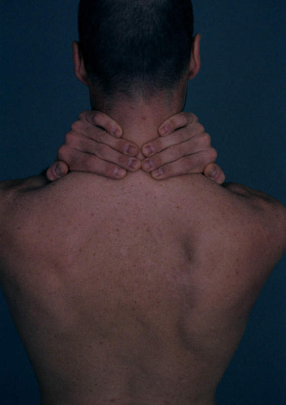 西方人,脖子,背部,一个人,站,摸,竖图,室内,特写,白天,欧洲,欧洲人,仅一个男性,仅一个人,抚摸,黑色背景,裸露,仅一个年轻男性,背面,站着,摄影,影棚,赤裸,裸,男人,男性,年轻男性,白种人,脖,颈,颈部,触摸,接触,站立,半身,彩图,影棚拍摄,拍摄