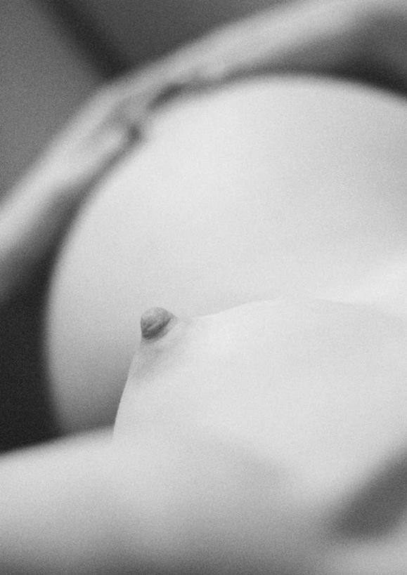 西方人,孕妇,胸,腹部,一个人,躺,竖图,黑白,室内,特写,白天,正面,欧洲,欧洲人,仅一个年轻女性,仅一个女性,仅一个人,裸露,怀孕,摄影,影棚,赤裸,待产,裸,妊娠,准妈妈,年轻女性,女人,女性,白种人,腹,肚子,胸部,产妇,躺着,半身,影棚拍摄,拍摄