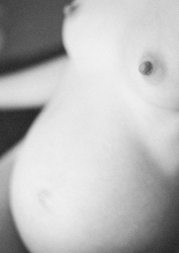 西方人,孕妇,胸,腹部,一个人,坐,竖图,俯视,黑白,室内,特写,白天,欧洲,欧洲人,仅一个年轻女性,仅一个女性,仅一个人,裸露,怀孕,摄影,影棚,赤裸,待产,裸,妊娠,准妈妈,年轻女性,女人,女性,白种人,腹,肚子,胸部,产妇,坐着,半身,高角度拍摄,影棚拍摄,拍摄