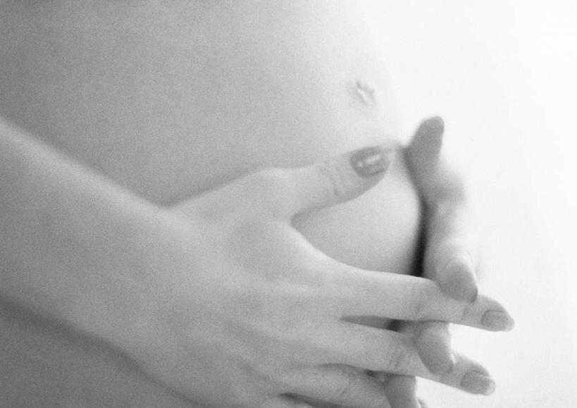 西方人,孕妇,腹部,一个人,站,双手交叉,横图,黑白,室内,特写,白天,侧面,欧洲,欧洲人,仅一个年轻女性,仅一个女性,仅一个人,裸露,站着,怀孕,摄影,影棚,赤裸,待产,裸,妊娠,准妈妈,年轻女性,女人,女性,白种人,腹,肚子,产妇,站立,半身,影棚拍摄,拍摄