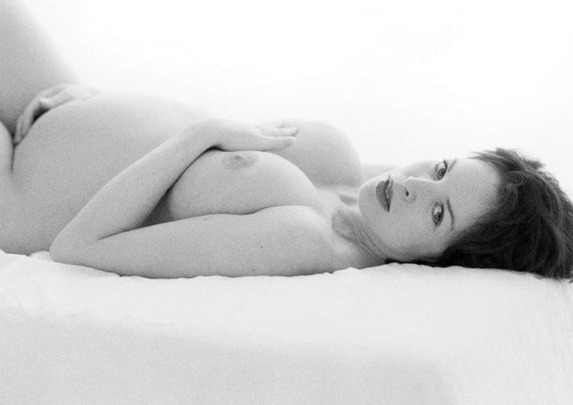 西方人,孕妇,胸,腹部,一个人,躺,笑,摸,微笑,横图,黑白,室内,特写,白天,侧面,床,卧室,欧洲,欧洲人,仅一个年轻女性,仅一个女性,仅一个人,抚摸,双人床,床单,注视,被子,裸露,观察,看,怀孕,摄影,影棚,赤裸,观看,察看,被单,待产,关注,裸,妊娠,准妈妈,卧着,年轻女性,女人,女性,白种人,腹,肚子,胸部,产妇,触摸,接触,躺着,卧,半身,影棚拍摄,拍摄,睡房,卧房